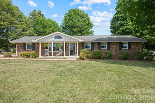$374,000 | 3328 Sulphur Springs Road Northeast, Hickory, NC 28601