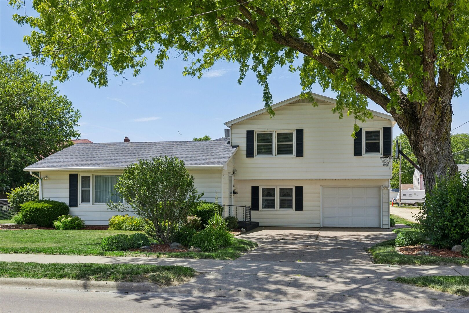 604 North 4th Street Clinton, IA 52732 - Photo 1 of 38