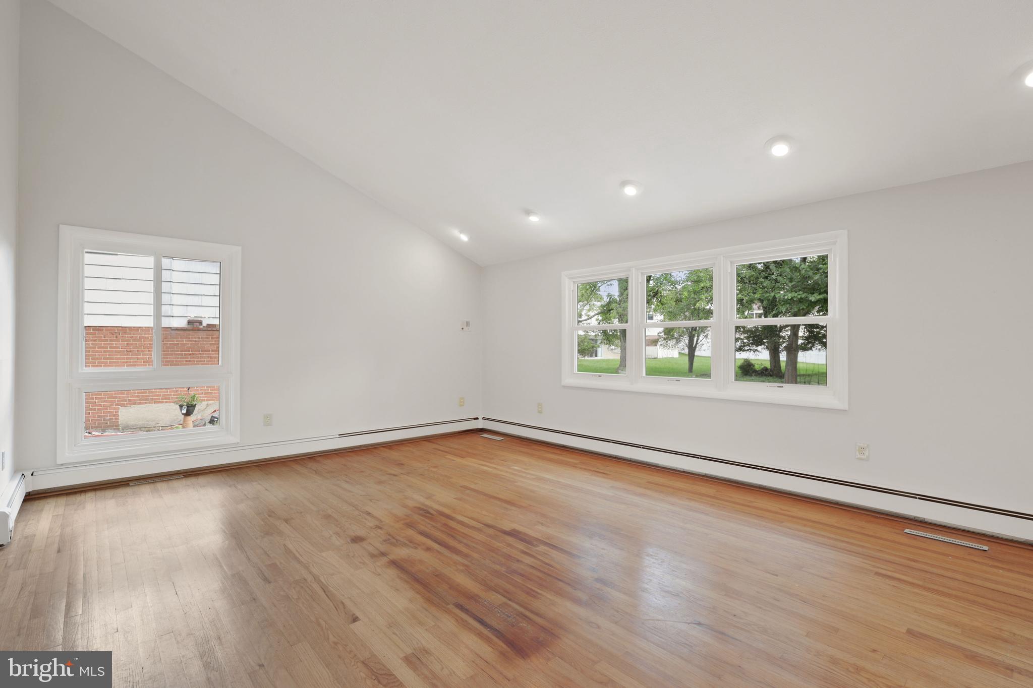 805 Hopewood Road Baltimore, MD 21208 - Photo 11 of 35 Living Room