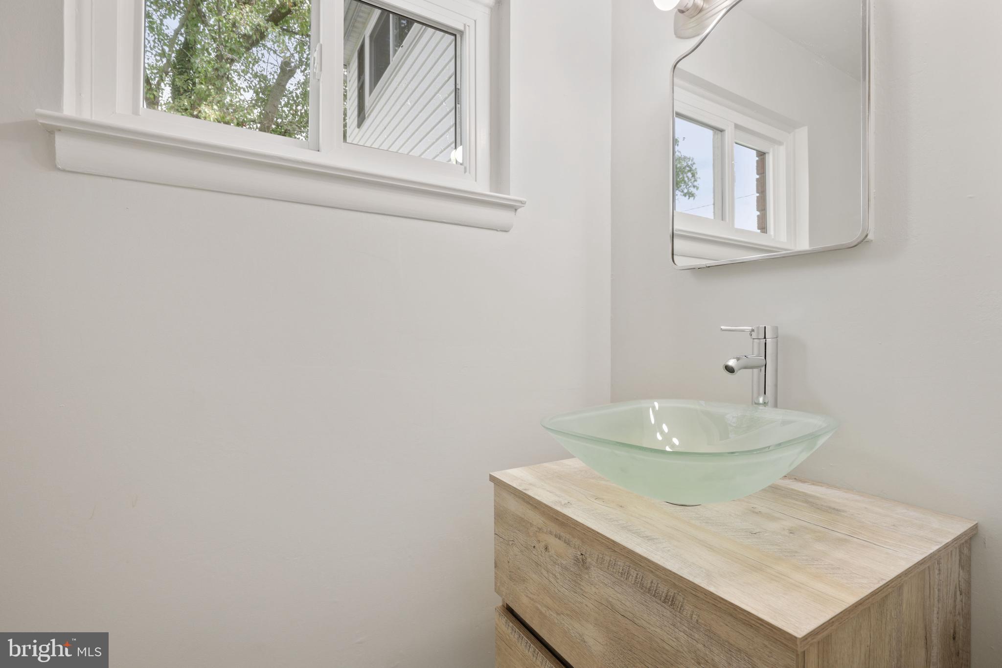 805 Hopewood Road Baltimore, MD 21208 - Photo 4 of 35 Powder Room