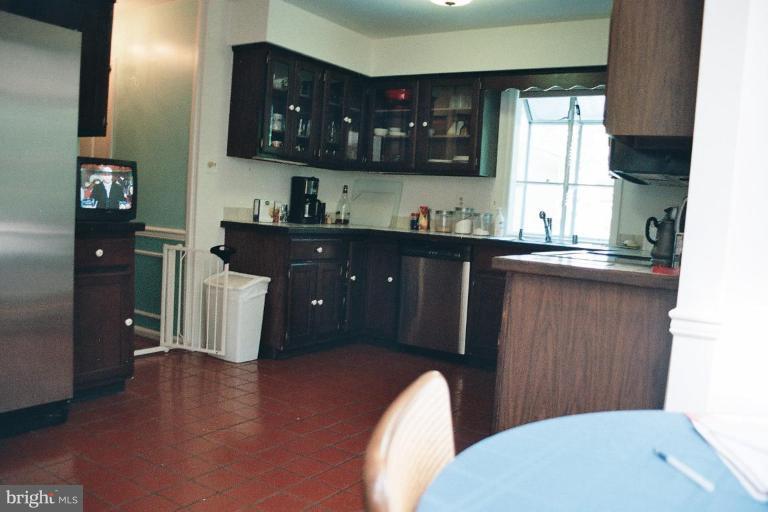1813 Chapel Hill Road Silver Spring, MD 20906 - Photo 4 of 20 Kitchen