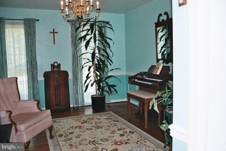 1813 Chapel Hill Road Silver Spring, MD 20906 - Photo 7 of 20 Living Room