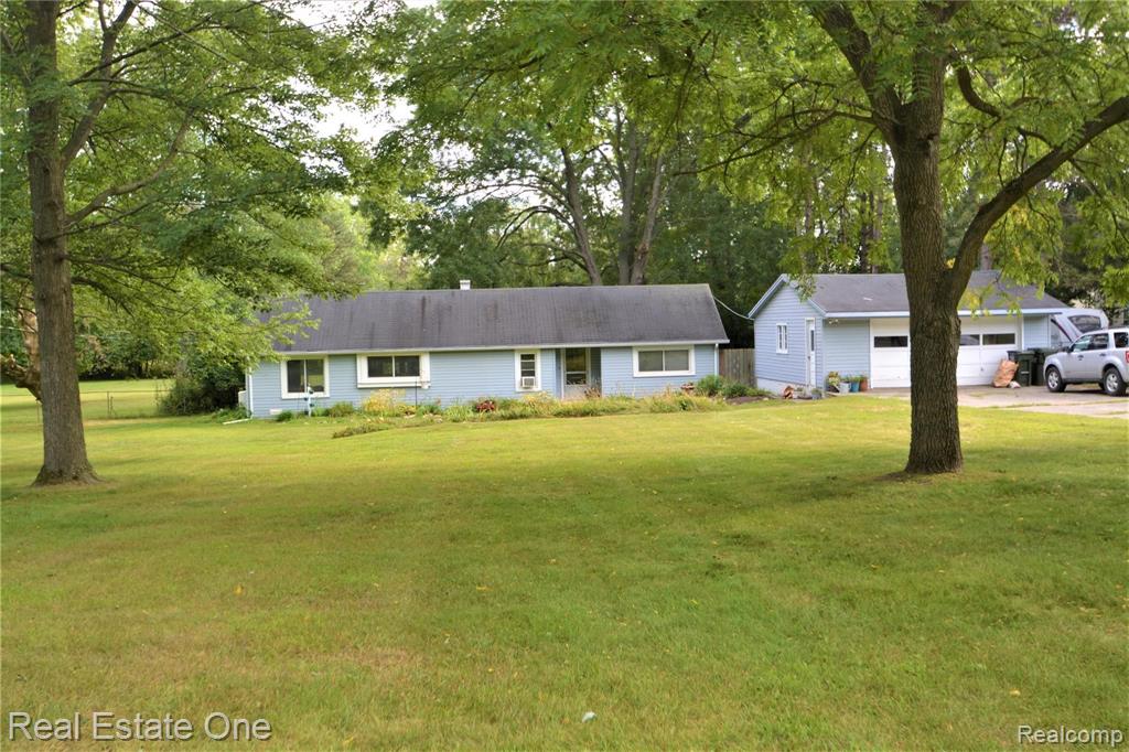 1040 Bloomer Road Rochester Hills, MI 48307 - Photo 1 of 5