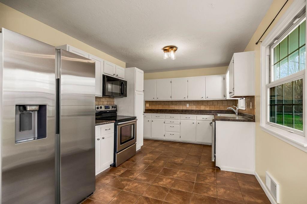 319 Southeast Ridgeview Drive Lee's Summit, MO 64063 - Photo 10 of 38
