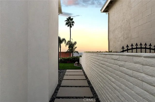 a view of a house with backyard