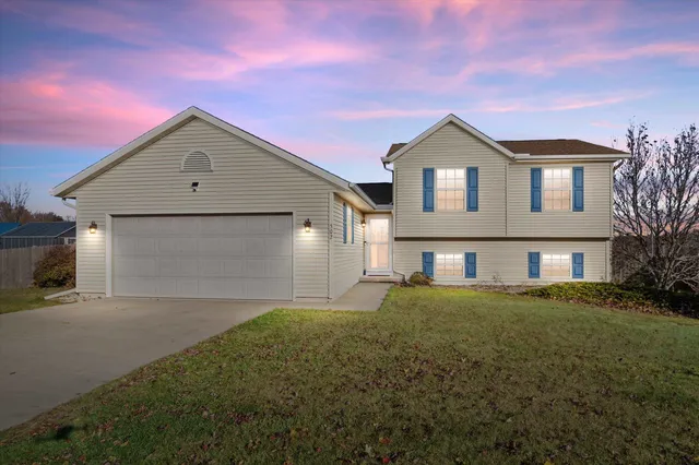 $460,000 | 502 Lorraine Drive, Edgerton, WI 53534