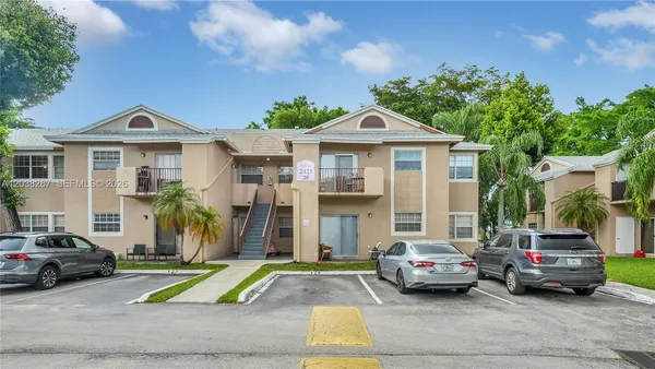$2,375 | 2421 Northwest 96th Terrace, Unit 20I, Pembroke Pines, FL 33024