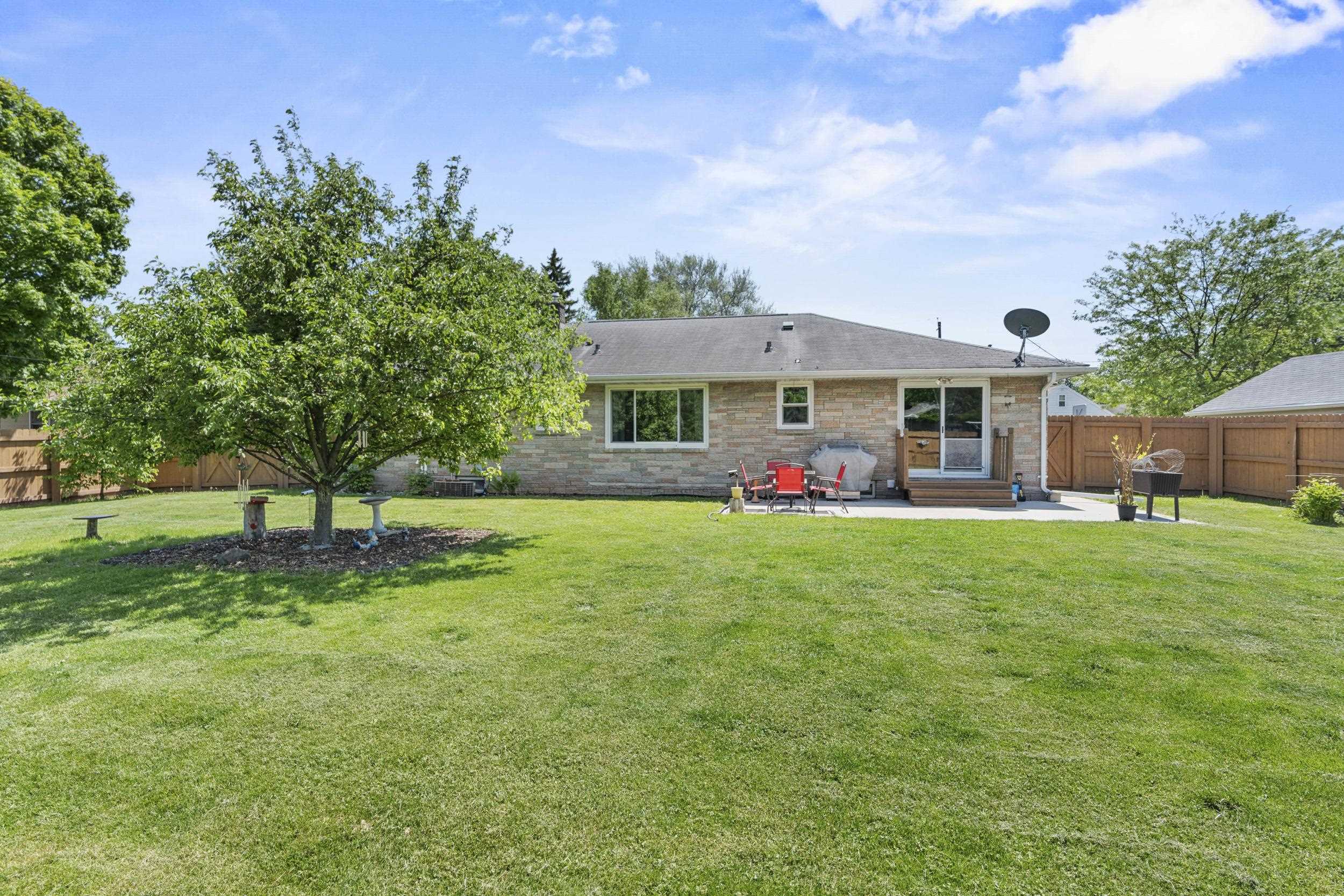 618 East Harding Drive Appleton, WI 54915 - Photo 3 of 33