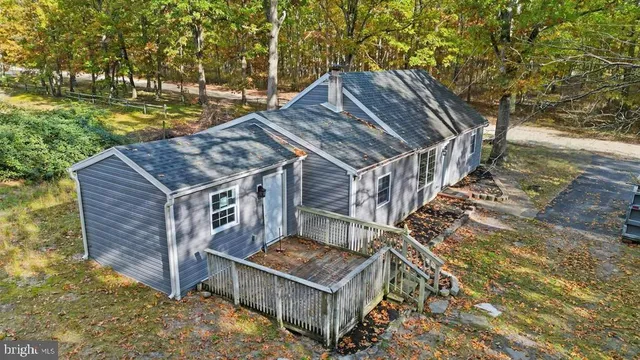 a view of a small house in the yard