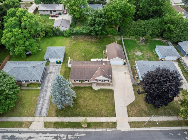 $327,500 | 117 South Judge Drive, Saukville, WI 53080