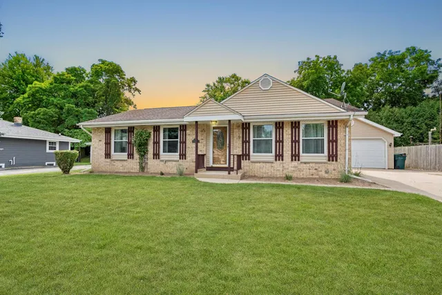 $327,500 | 117 South Judge Drive, Saukville, WI 53080