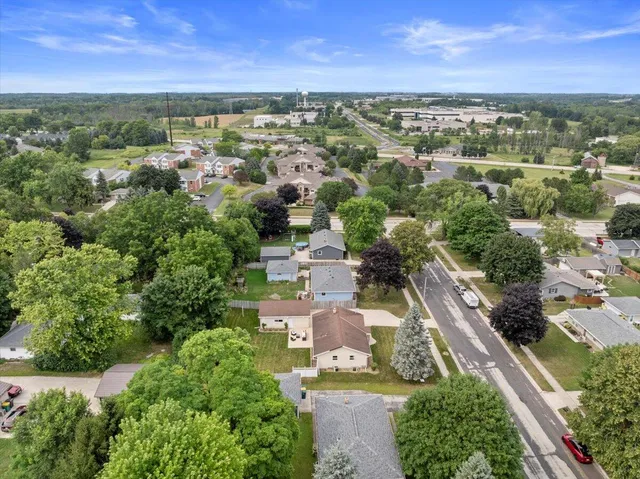 $327,500 | 117 South Judge Drive, Saukville, WI 53080