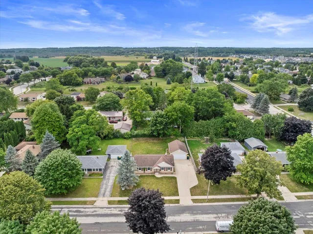 $327,500 | 117 South Judge Drive, Saukville, WI 53080