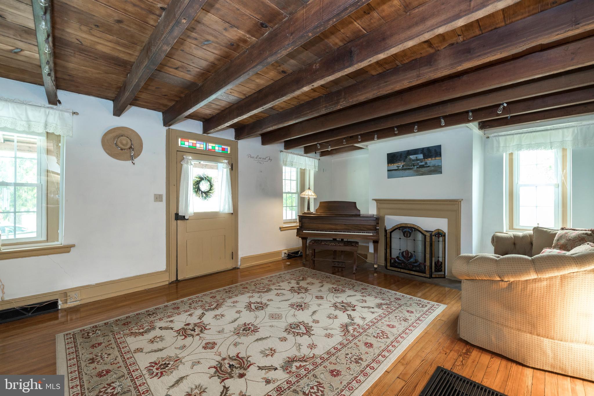 1026 Valleybrook Road Aston, PA 19014 - Photo 3 of 33 Living Room