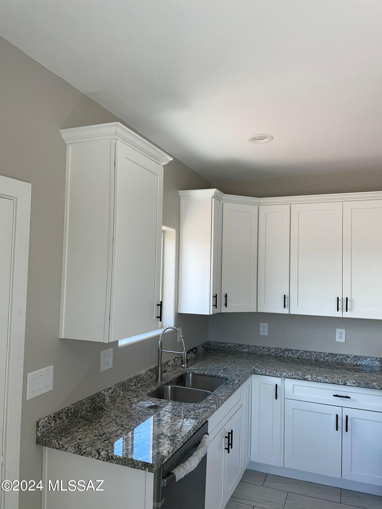 124 Valencia Court Rio Rico, AZ 85648 - Photo 6 of 12