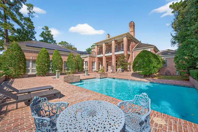 a view of a house with backyard and sitting area