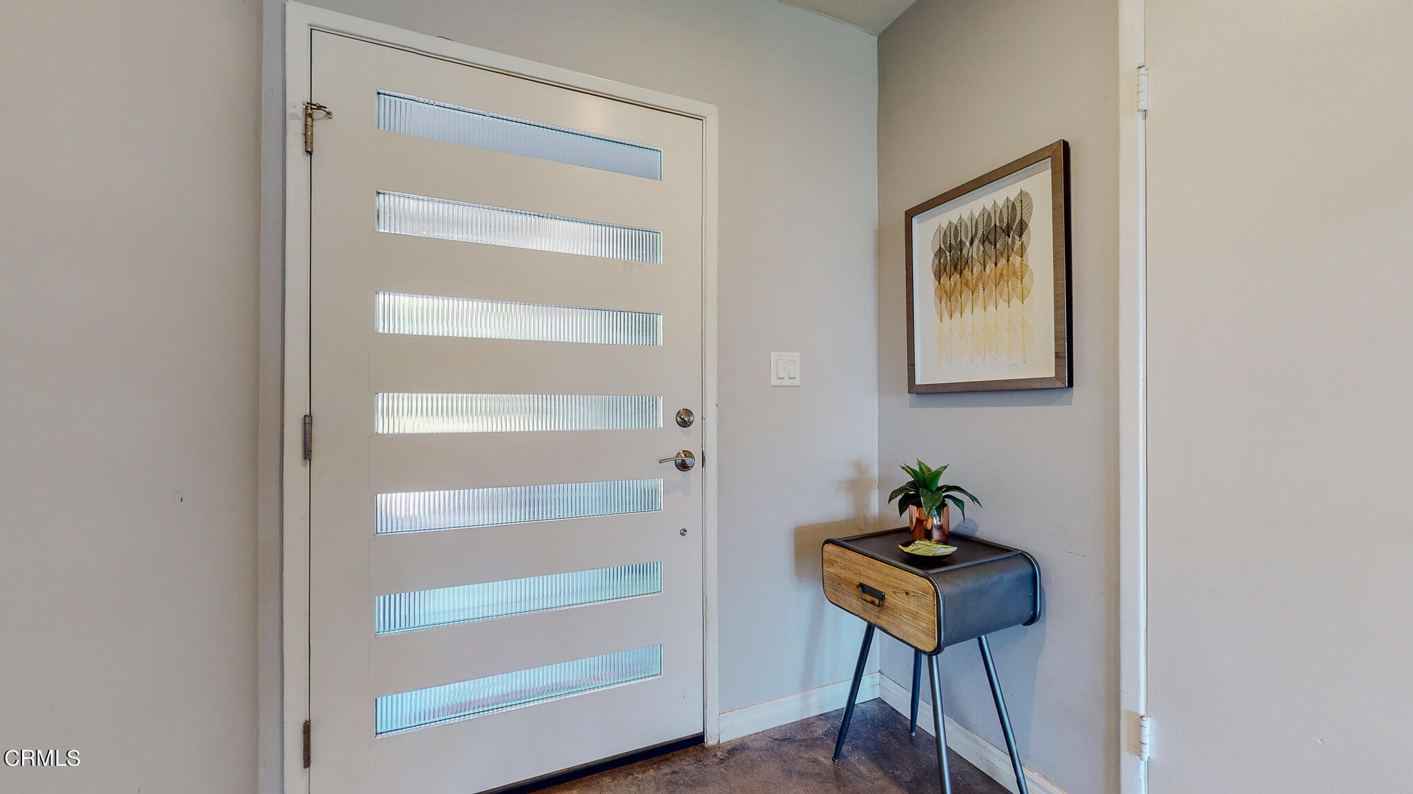 462 Devonwood Road Altadena, CA 91001 - Photo 4 of 39 a view of a hallway with table and a potted plant