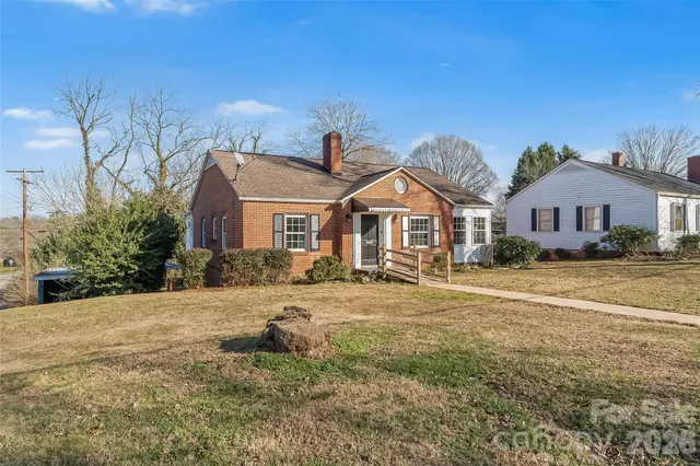 $275,000 | 1474 12th St Drive Northwest, Hickory, NC 28601