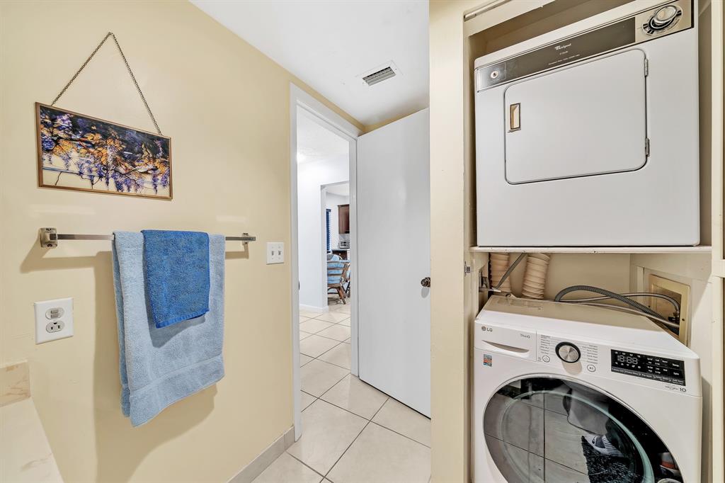 9278 Vista Del Lago, Unit 31F Boca Raton, FL 33428 - Photo 21 of 33 a view of washer and dryer