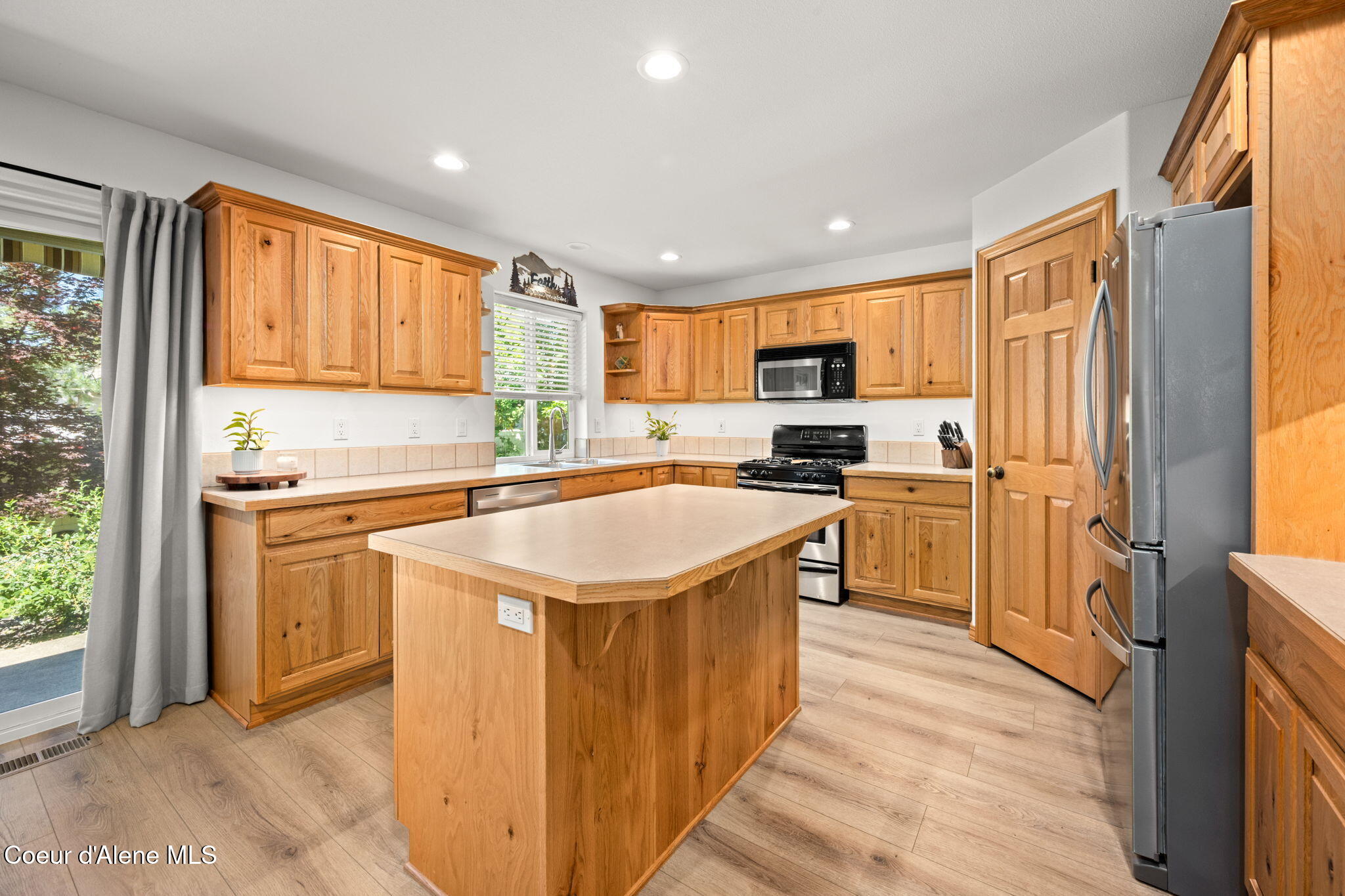 11393 North Rocking R Road Hayden, ID 83835 - Photo 14 of 35 Kitchen Island