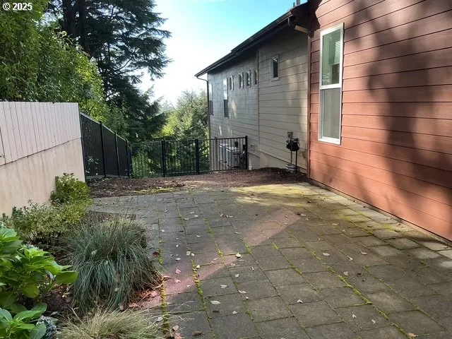 a view of a backyard