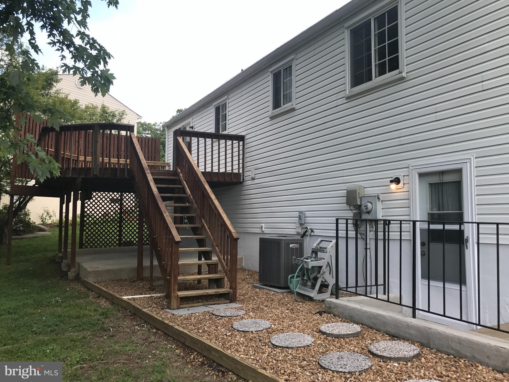 8193 Oakglen Road Manassas, VA 20110 - Photo 11 of 15 Exterior (Rear)