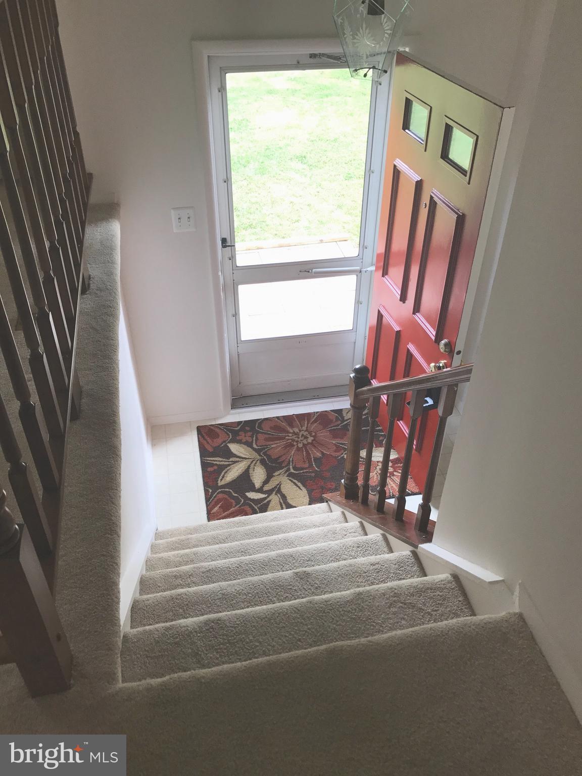 8193 Oakglen Road Manassas, VA 20110 - Photo 3 of 15 Foyer