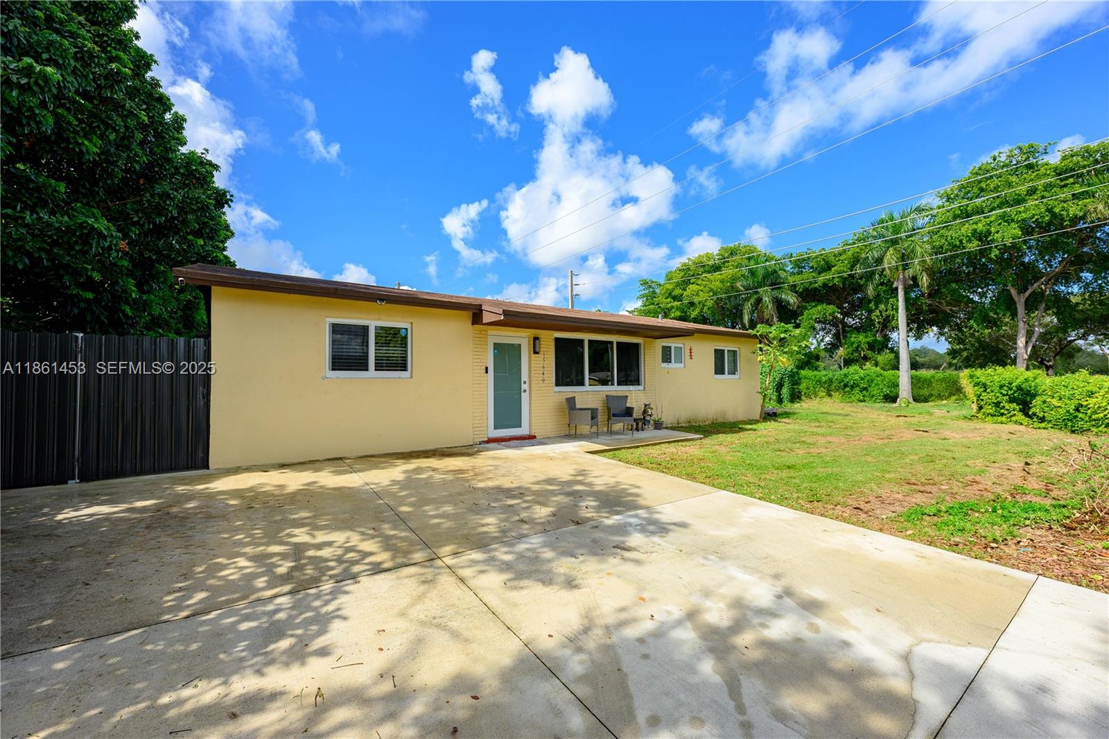 a view of a house with yard and tree s