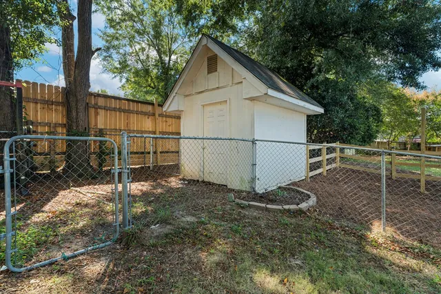 a view of a backyard