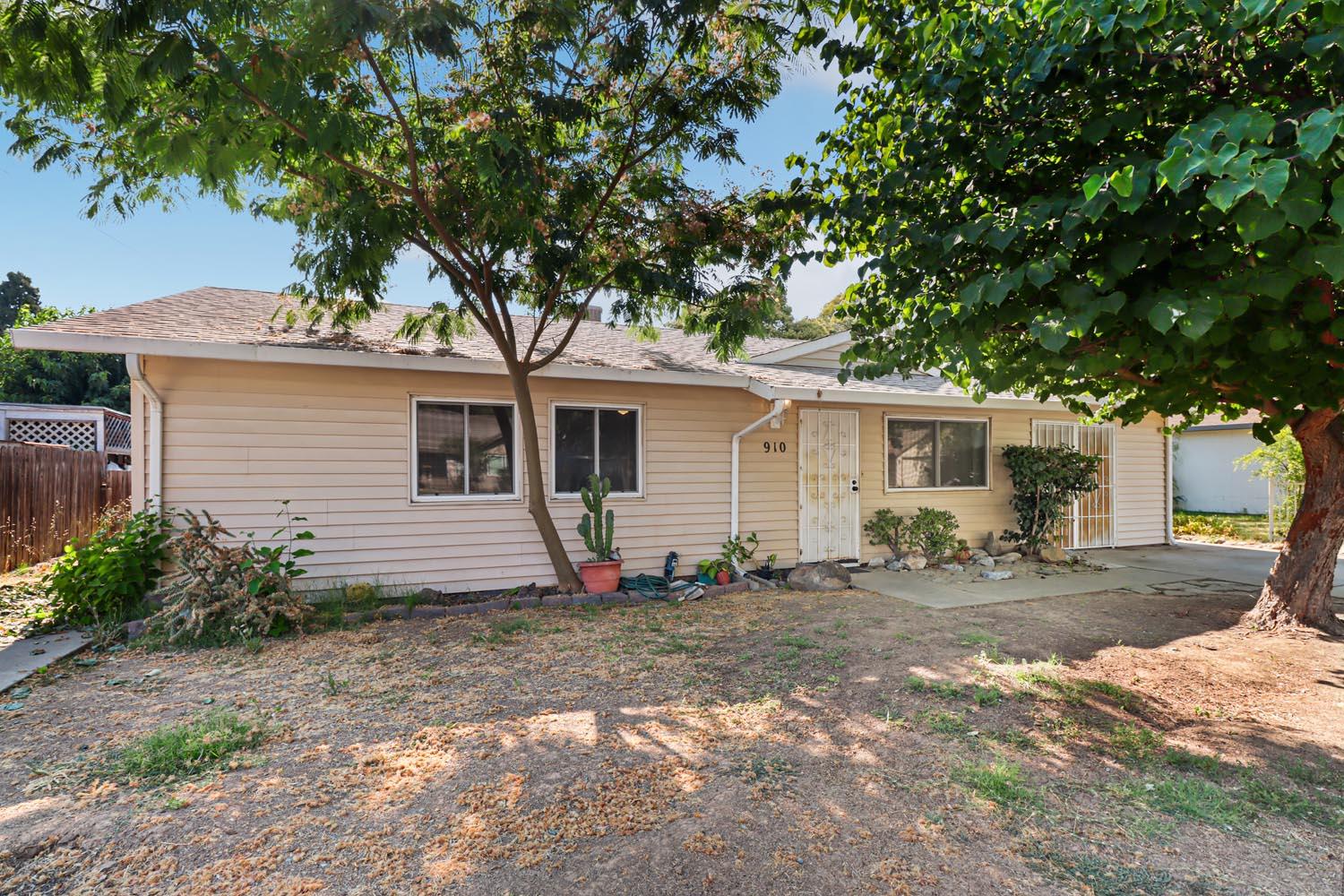 a view of a house with a yard
