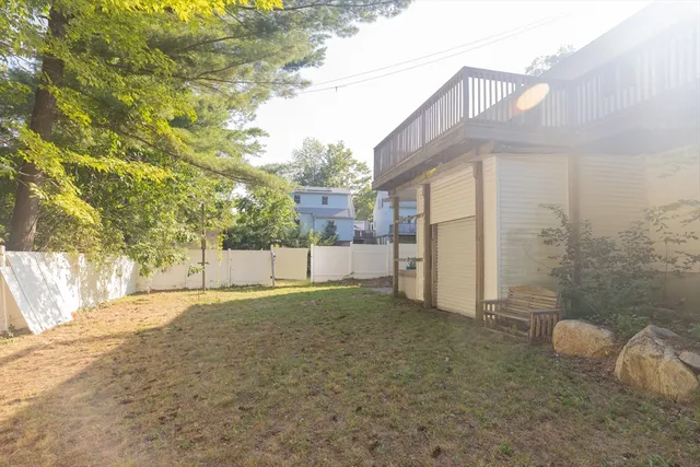 a view of a house with backyard