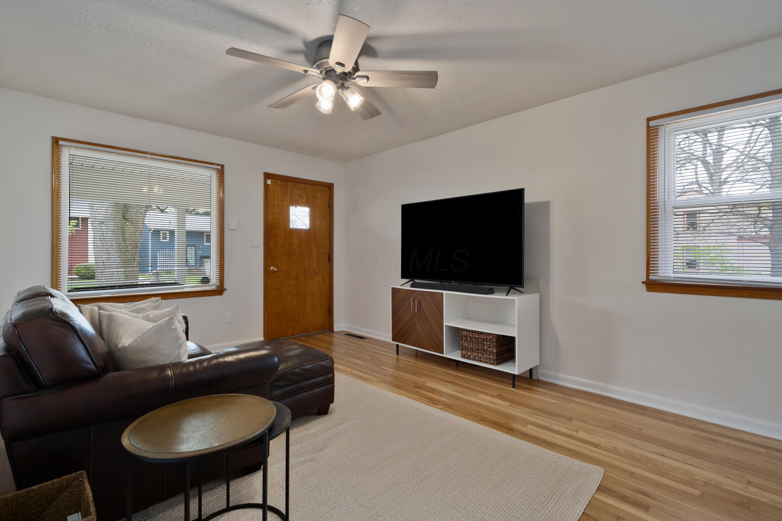 114 Chase Road Columbus, OH 43214 - Photo 7 of 35 Living Room