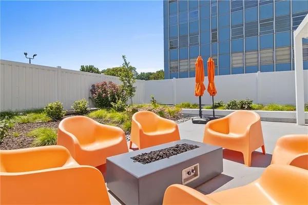 $220,000 | 333 West Meyer Boulevard, Unit 1215, Kansas City, MO 64113