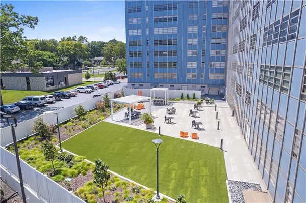 $220,000 | 333 West Meyer Boulevard, Unit 1215, Kansas City, MO 64113