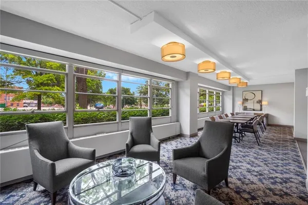 $220,000 | 333 West Meyer Boulevard, Unit 1215, Kansas City, MO 64113