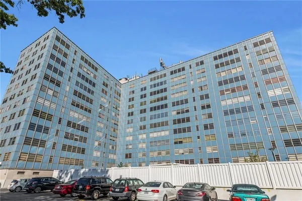 $220,000 | 333 West Meyer Boulevard, Unit 1215, Kansas City, MO 64113