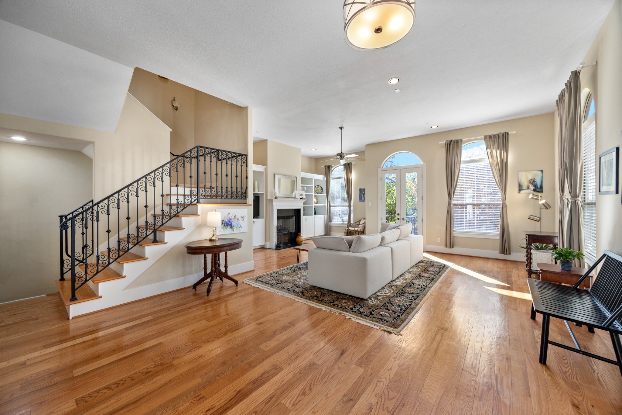 2611 Commonwealth Street Houston, TX 77006 - Photo 11 of 31 The expansive layout offers exceptional flexibility, with multiple options for seating, conversation areas, and entertaining.