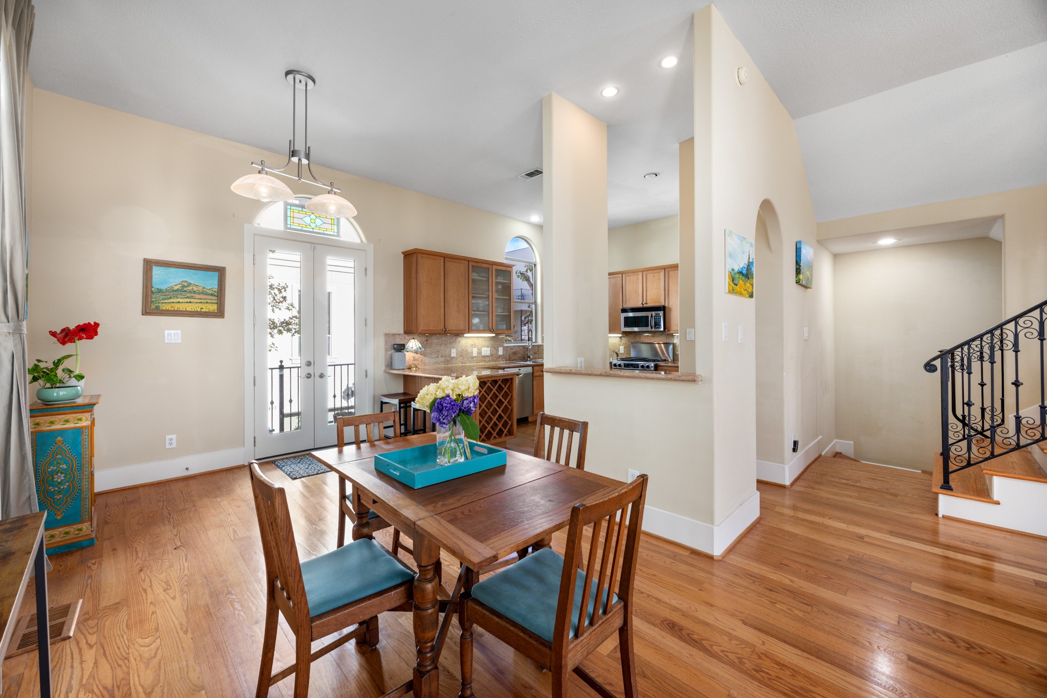 2611 Commonwealth Street Houston, TX 77006 - Photo 14 of 31 Light-filled and inviting dining area that flows seamlessly into the kitchen and main living space, creating an ideal layout for entertaining. A built-in bar adds both style and functionality. French doors open to a private balcony, extending the living area outdoors.