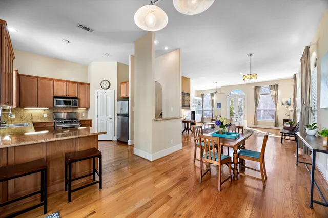 $525,000 | 2611 Commonwealth Street, Houston, TX 77006