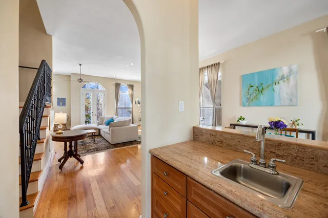 $525,000 | 2611 Commonwealth Street, Houston, TX 77006