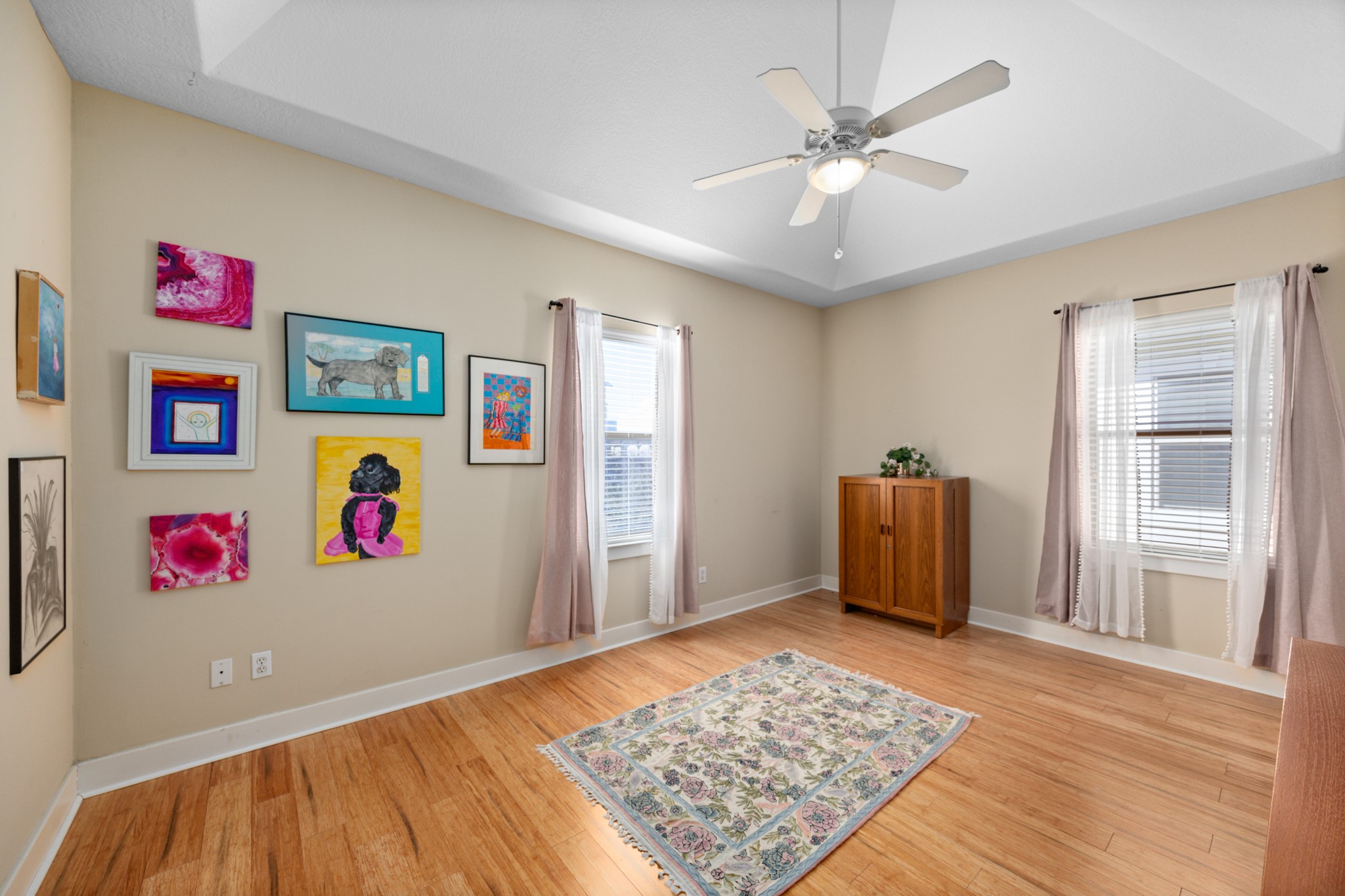 2611 Commonwealth Street Houston, TX 77006 - Photo 27 of 31 This additional bedroom offers expansive space and its own private en-suite bathroom, providing exceptional flexibility to suit your needs. With vaulted ceilings, bamboo flooring, and abundant natural light, the room feels open and inviting—ideal as a guest suite, home office, creative studio, or flex space. Its generous layout easily accommodates multiple uses while maintaining privacy and comfort.