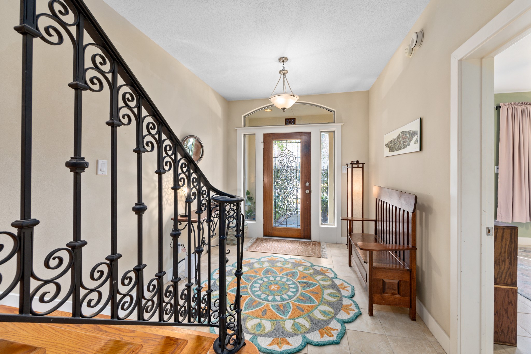 2611 Commonwealth Street Houston, TX 77006 - Photo 5 of 31 Another view of the front entry with the first floor bedroom and full bathroom on the right.