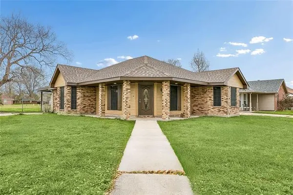 $262,000 | 3200 Lakewood Drive, Violet, LA 70092