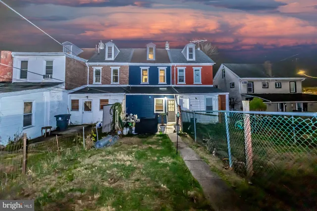a view of house with a yard