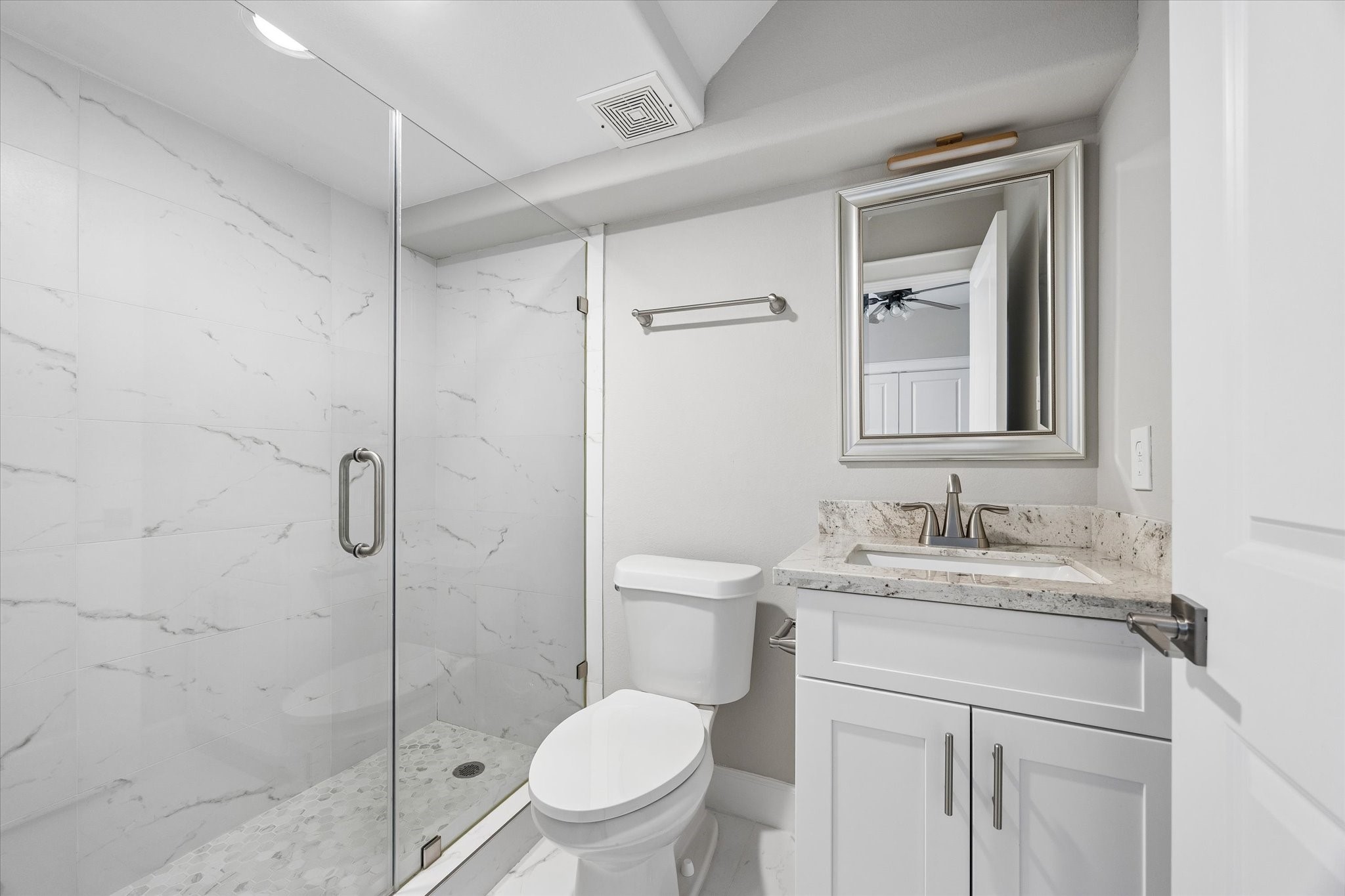 603 Link Road, Unit F Houston, TX 77009 - Photo 20 of 37 Another view highlights the secondary bedroom’s natural light and flexible proportions. Easily suited for a guest room, home office or additional living space.