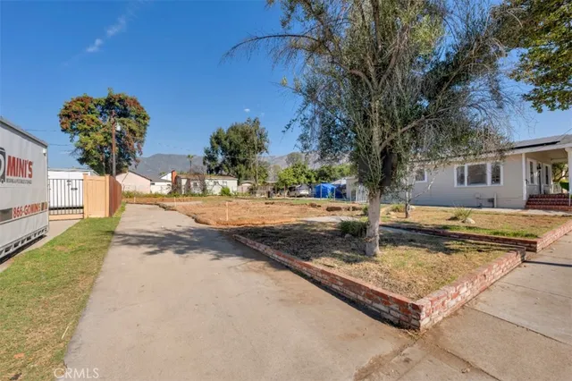 a view of a yard with a fountain