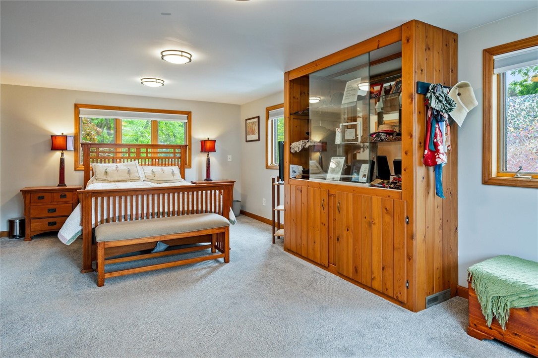 30 Lanark Crescent Rochester, NY 14609 - Photo 15 of 32 Huge Primary Bedroom