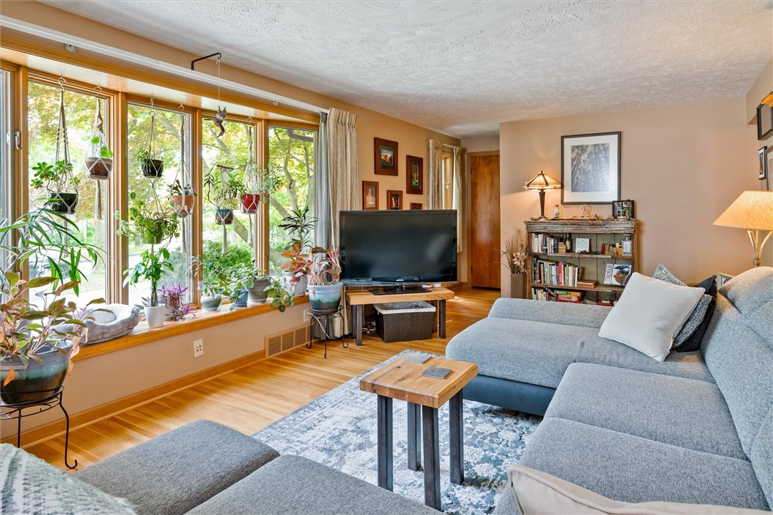 30 Lanark Crescent Rochester, NY 14609 - Photo 4 of 32 Living room ( tons of natural sunlight)