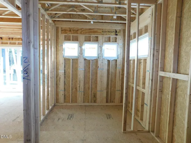 a view of an house with backyard