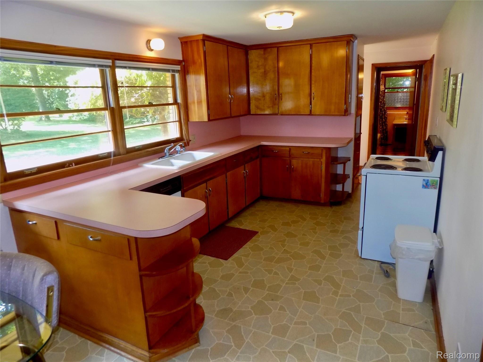 1348 Butcher Road Fenton, MI 48430 - Photo 14 of 28 BIG KITCHEN! LOTS OF CABINETS AND COUNTER SPACE